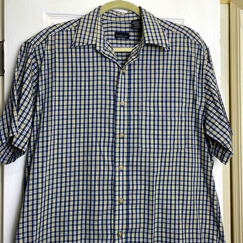 Van Heusen Men’s M Button-down plaid shirt